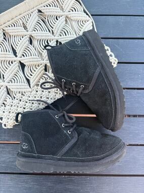 ✨2/$30✨ UGG Kids Neumel II Black Chukka Ankle Boots Size 4 Suede Leather